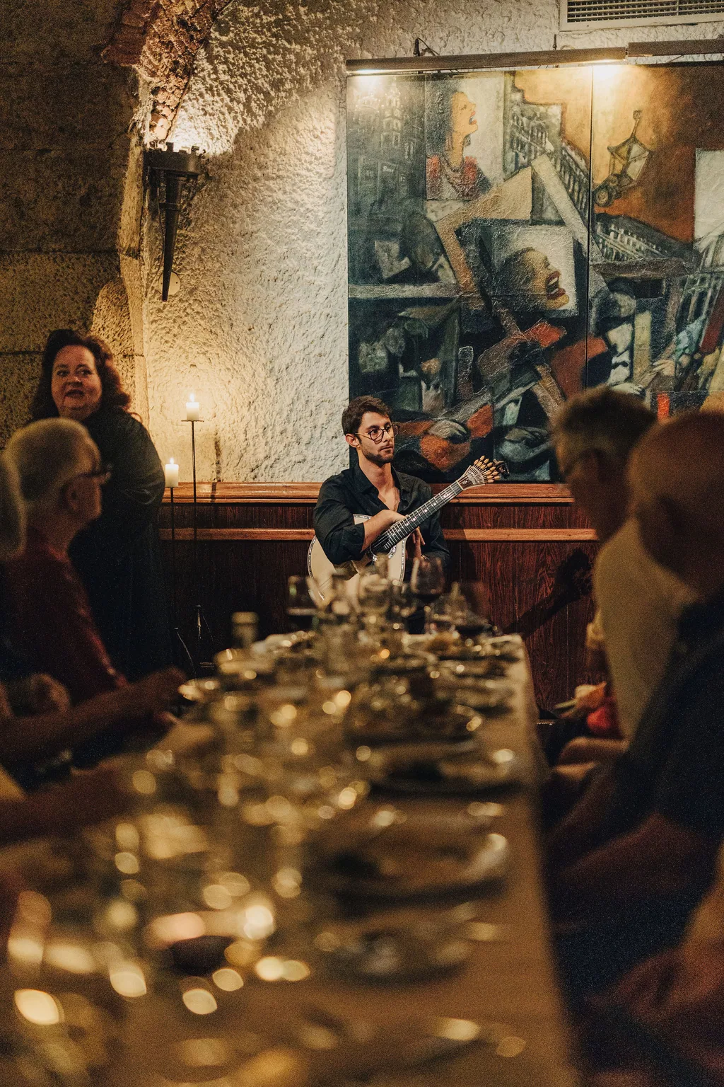 Guitarrista e contrabaixista em plena actuação na sala do Café Luso
