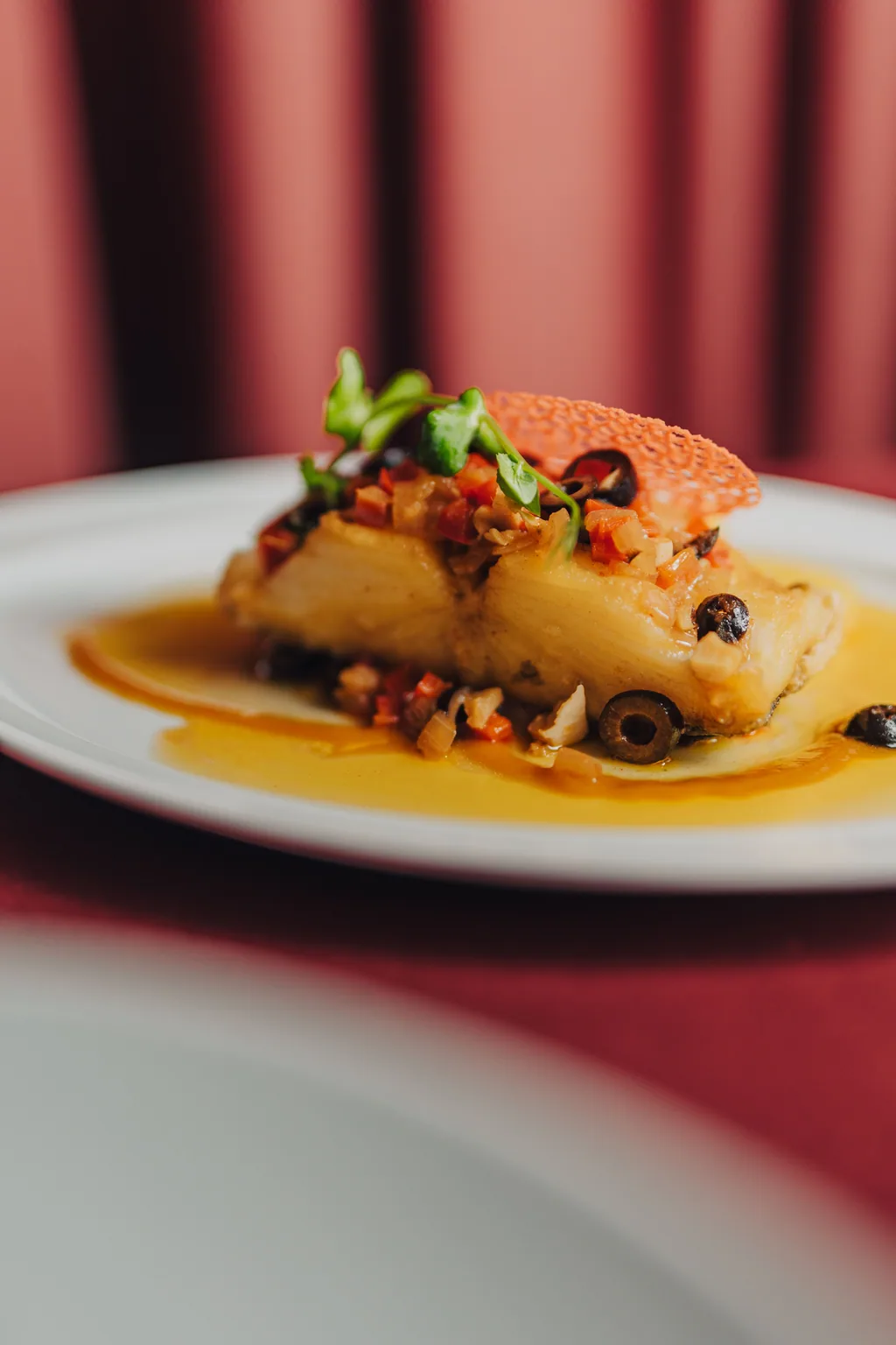 Bacalhau assado com azeitonas e molho, no Café Luso