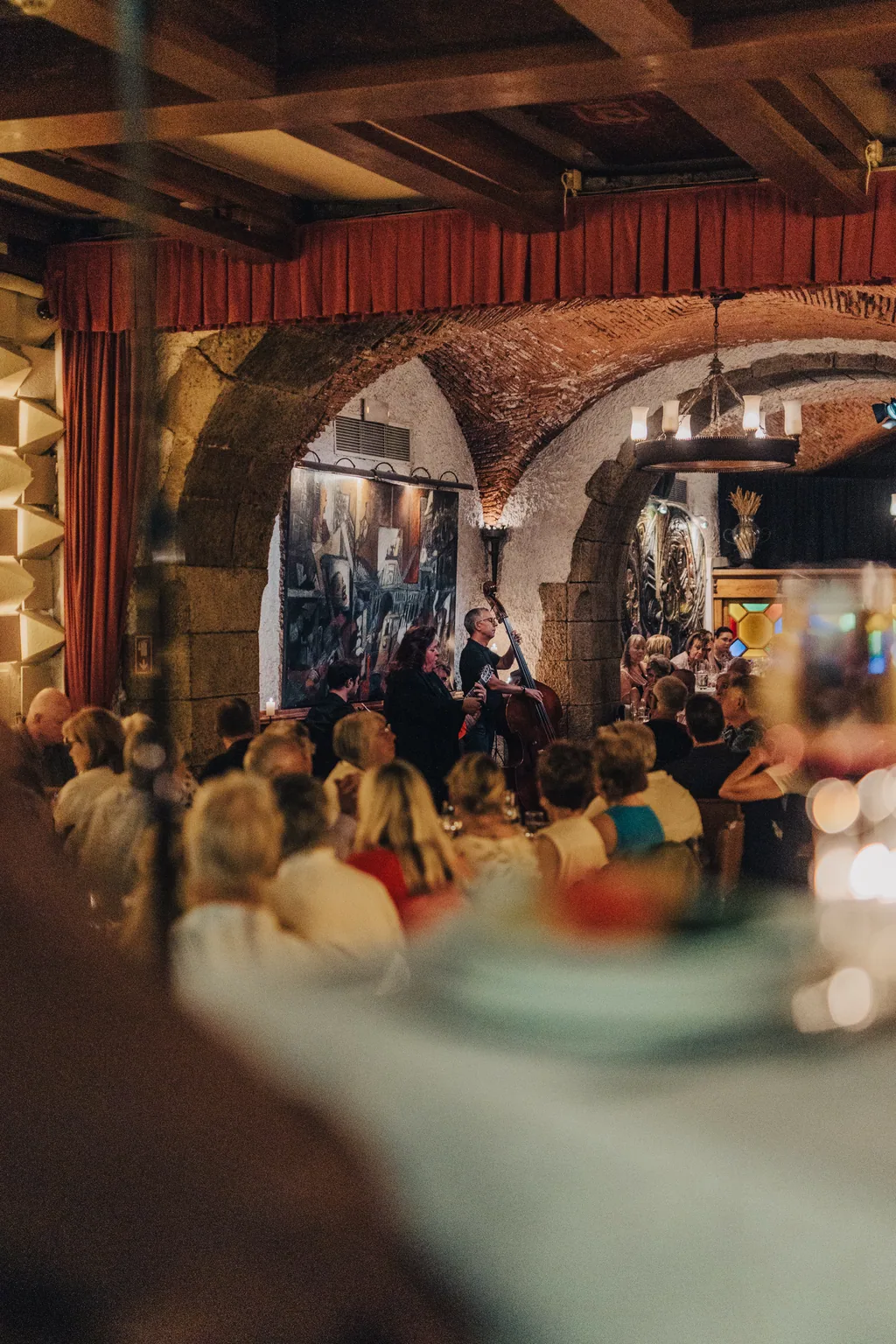 A luz do espectáculo atravessa o arco da sala