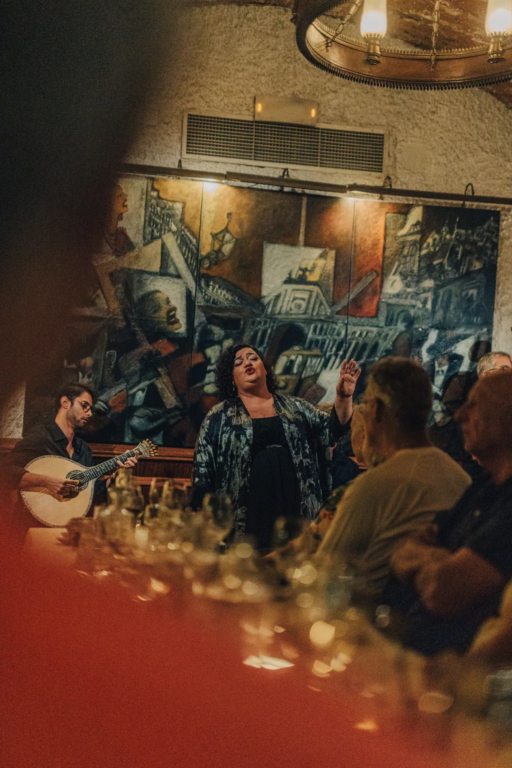 Fadista e músicos junto ao mural do Café Luso, em plena actuação