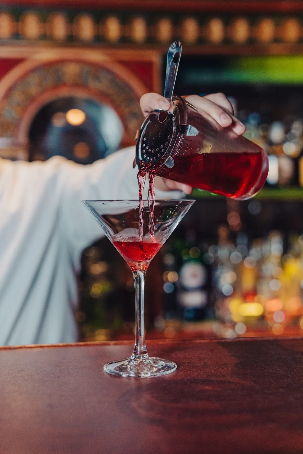 Cocktail a ser vertido no bar do Café Luso